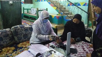توقيع الكشف المجاني على عدد 2450 مواطنًا بواسطة قافلة طبية بغرب سهيل بأسوان
