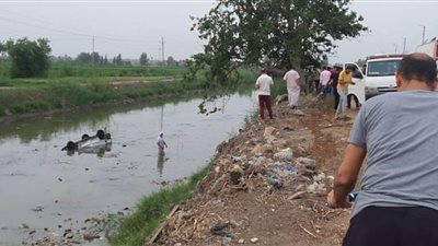 انقلاب سيارة في ترعة الشرقاوية بدمياط