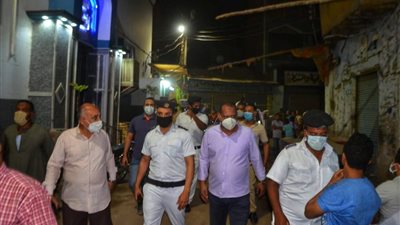 غلق 9 محال تجارية خالفوا قرار الغلق بإسنا جنوبي الأقصر (صور)