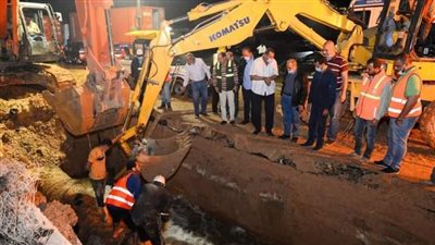 رئيس مياه الإسكندرية يتابع أعمال إصلاح خط المياه بالطريق الصحراوي