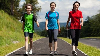 يطلق هرمون السعادة.. تعرف على فوائد المشي يوميًا 