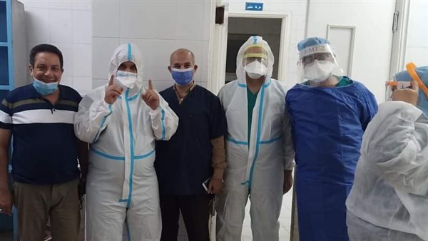 فريق أطباء بالعزل