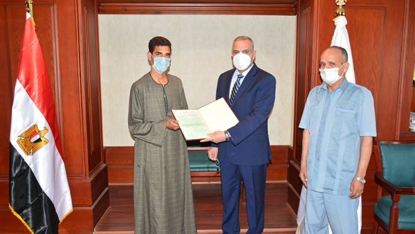 تسليم تعويضات مالية