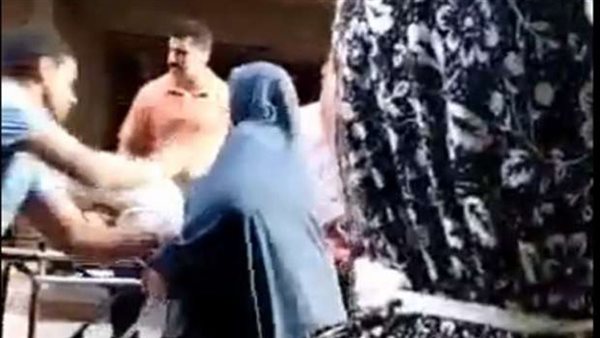 أب يلقي طفلته من