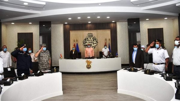 محافظ أسوان مع الجهات