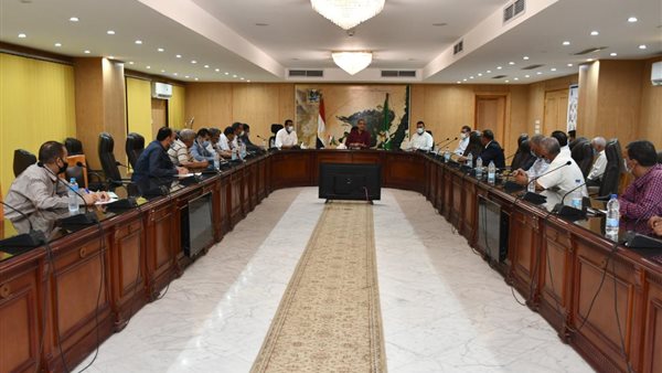 محافظ الفيوم يعقد