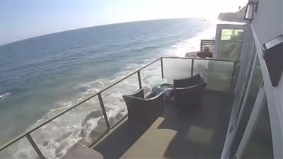 انهيار شرفة تحمل 15 شخصًا في حفل عيد ميلاد (فيديو)