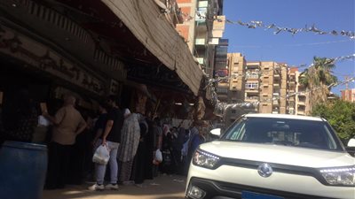 تكدس المواطنين بشوارع المنصورة قبل أيام من عيد الفطر (صور وفيديو)