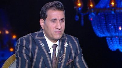 أحمد شيبة يتسبب في تعطيل حركة المرور بأحد الشوارع (فيديو)