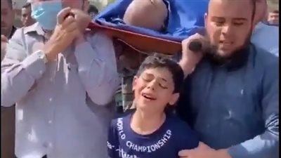 في مشهد يهز القلوب.. طفل فلسطيني يلاحق جنازة والده بعد استشهاده بغزة (فيديو)