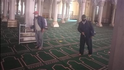 رش وتطهير مساجد دسوق استعدادا لصلاة عيد الفطر