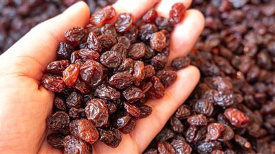 بالتزامن مع آخر أيام رمضان.. ماذا يحدث عند تناول منقوع الزبيب على الإفطار؟