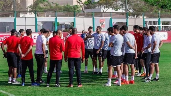 لاعبو الأهلي أثناء