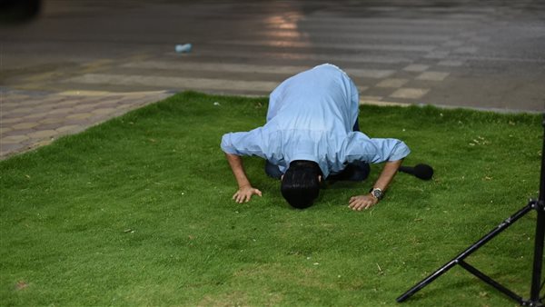 طارق علام يسجد لله