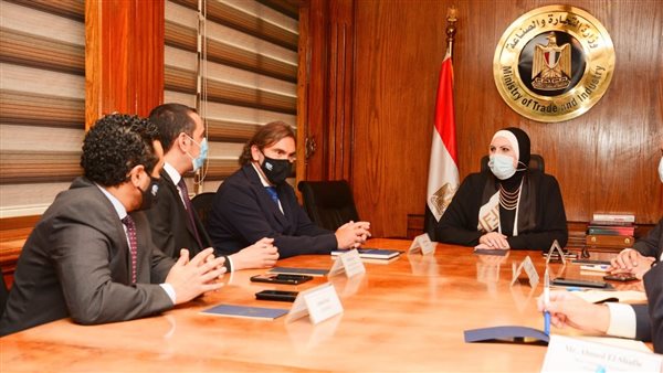 وزيرة الصناعة ولقائها