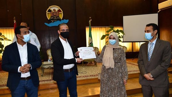 محافظ الفيوم يُكرّم