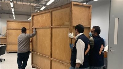 بعد 14 ساعة عمل.. نكشف كواليس إعادة تركيب المقصورة الثالثة للملك توت عنخ آمون (خاص)