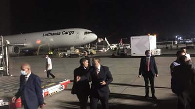 وصول أكبر شحنة للقاحات كورونا لمطار القاهرة (صور وفيديو)