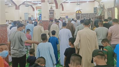 المئات يؤدون صلاة العيد بأسوان.. واحد المواطنين يوزع الحلوى على المصلين