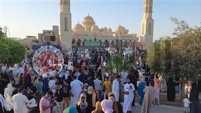 حفاظاً على سلامتهم من كورونا .. أمن البحر الأحمر يمنع تجمعات المواطنين عقب صلاة عيد الفطر