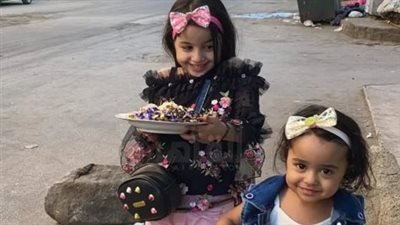 في أول أيام العيد..الأطفال يوزعون الحلوى على المصلين بالأقصر