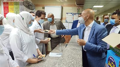 وكيل وزارة الصحة يوزع 