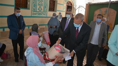 محافظ القليوبية يشارك الأطفال الأيتام والمسنين فرحتهم بعيد الفطر المبارك (صور) 