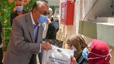محافظ الإسكندرية يزور دور المسنين والأيتام لتهنئتهم بالعيد.. ويؤكد الحرص على دعمهم