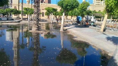 غمر الحدائق العامة بالمياه في كفر الشيخ لمنع تجمع المواطنين (صور)