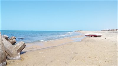 مصيف بلطيم خالٍ في عيد الفطر ورئيس المدينة يحذر المواطنين من التسلل (صور)