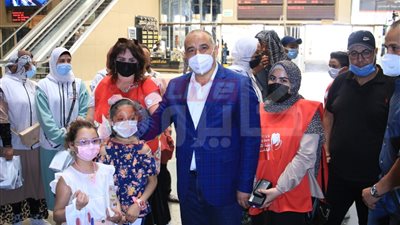 وزارة النقل توزع الهدايا على الأطفال في المترو ومحطات القطار بأول أيام العيد 