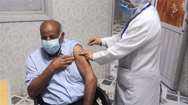 تطعيم المواطنين بلقاح