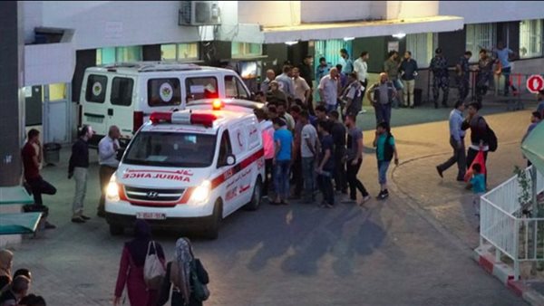 سيارة إسعاف تنقل