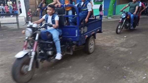 أطفال يستقلون تروسيكل