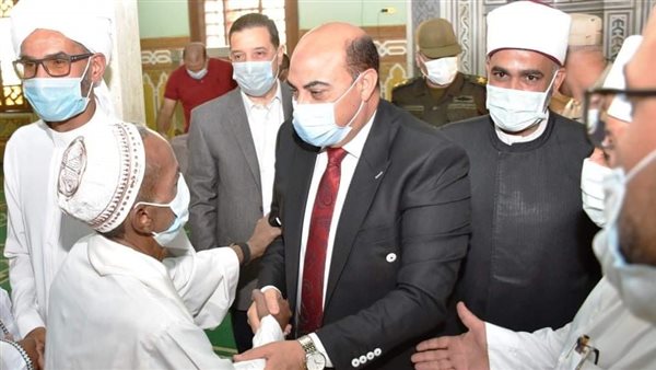 محافظ أسوان يقدم