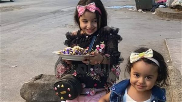 الأطفال يوزعون الحلوى