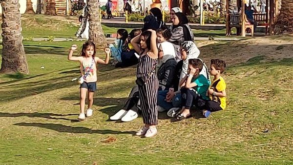 مئات المواطنين في