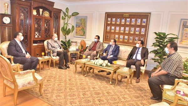 محافظ أسيوط يستقبل