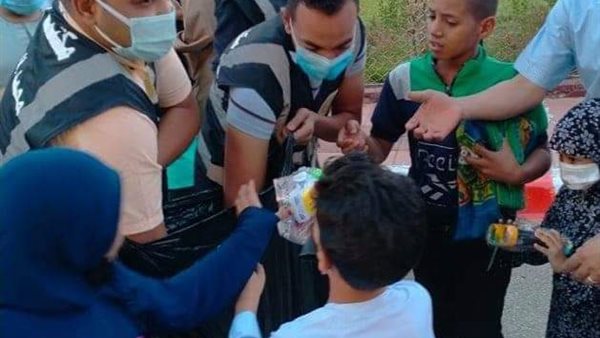 توزيع الهدايا على