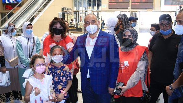  توزيع الهدايا على