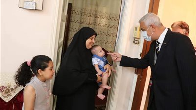 أسر شهداء القطاع الطبي بجامعة المنوفية يستقبلون هدية الرئيس السيسي في عيد الفطر