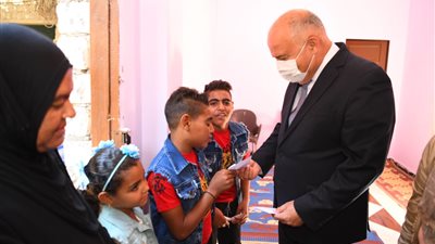 توفيا أثناء أداء عملهما.. محافظ قنا يشارك أسرتي مصور وعامل نظافة فرحتهم بعيد الفطر 