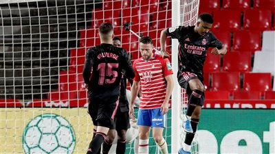 ريال مدريد يمطر شباك غرناطة برباعية ويواصل مطاردة أتليتكو نحو الصدارة 