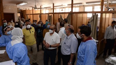 رئيس جامعة أسيوط يزور أفراد الأطقم الطبية المناوبة في أول أيام عيد الفطر