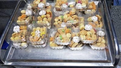 لدعمهم معنويًا.. مدير مستشفى سوهاج التعليمي يوزع كحك العيد على مصابي كورونا