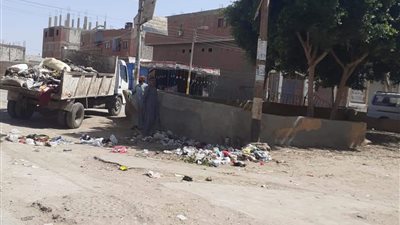 منعًا لانتشار الأوبئة.. رفع 90 طنًا من القمامة بالمنيا