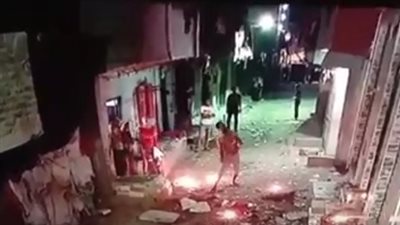 لحظة اعتداء أشخاص على مواطن وإشعال النيران في أحد المنازل بالمرج (فيديو)