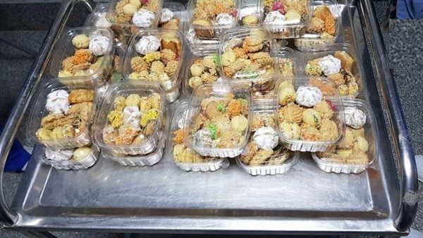 توزيع كحك العيد على