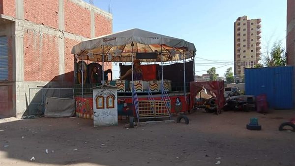 مصرع طفل سقط من أعلي