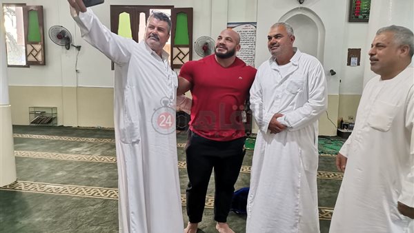 الأهالي يلتقطون الصور